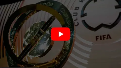 C罗与长腿女神亲密互动，总裁温柔抚摸美腿展现柔情